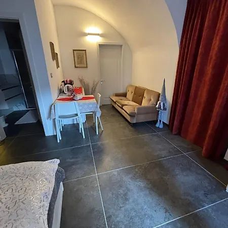 Maso Kreuzberg, Romantica Piano Terra 7 Pensión 3*